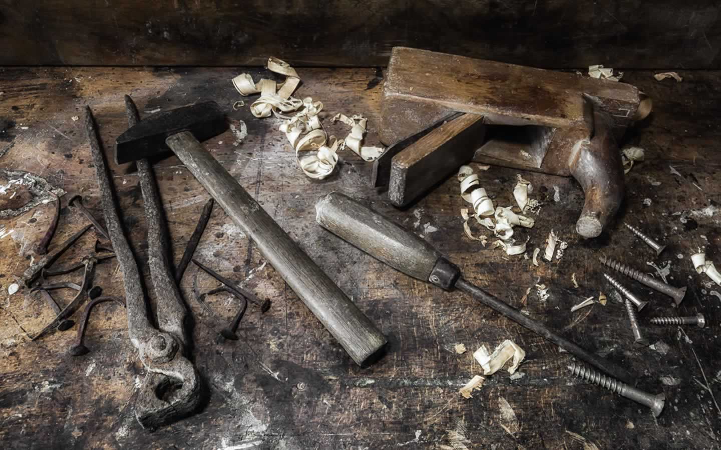 antikes Handwerkzeug auf alter Hobelbank